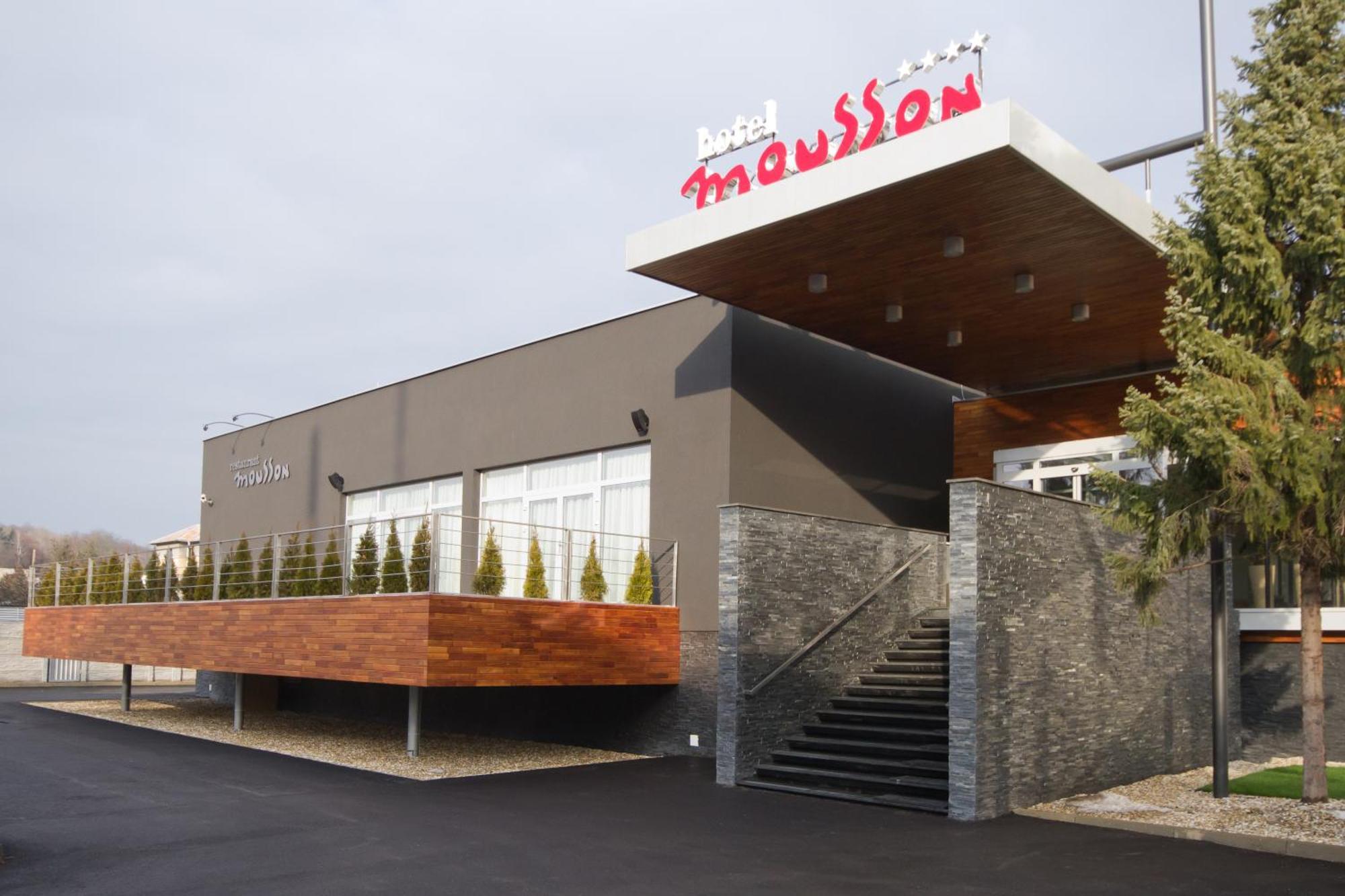 מיכלובצ'ה Hotel Mousson מראה חיצוני תמונה